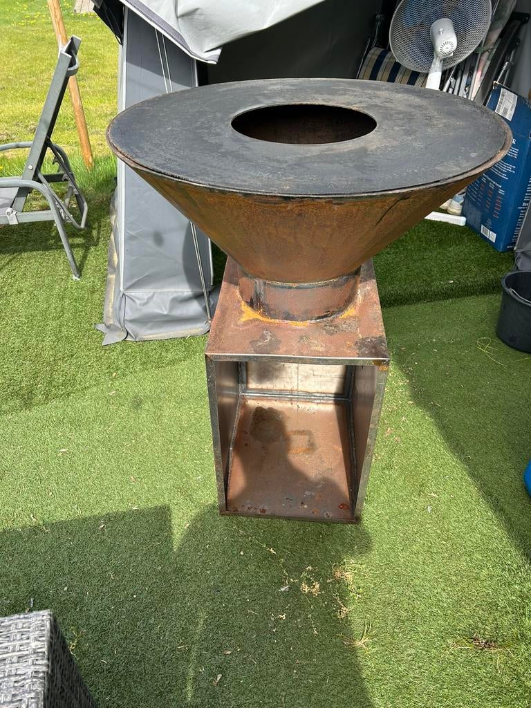 Robuuste plancha BBQ vuurschaal (OFYR stijl)met houtopslag, Tuin en Terras, Ophalen, Zo goed als nieuw