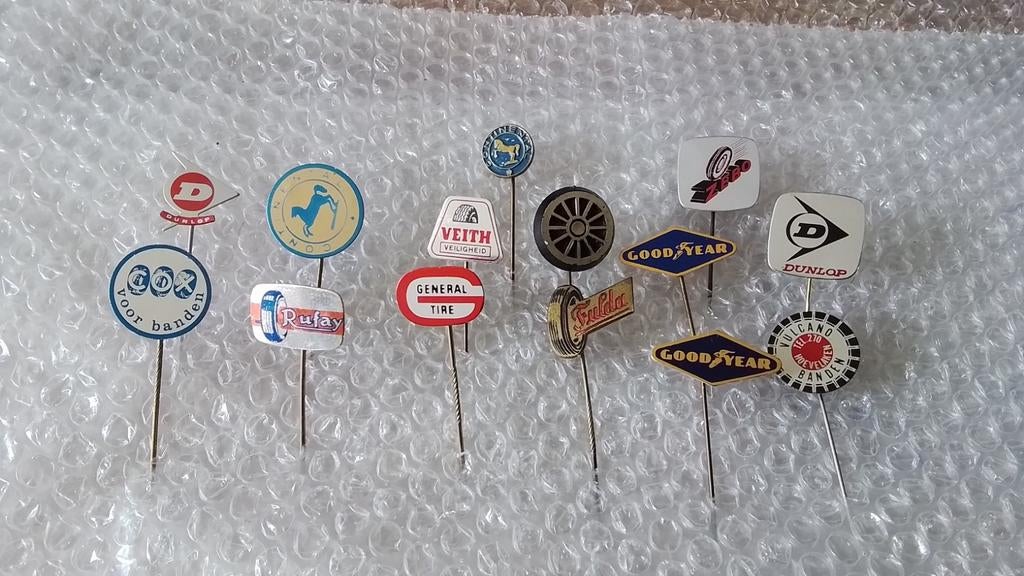 14 verschillende speldjes banden,  autobanden, Verzamelen, Ophalen of Verzenden, Zo goed als nieuw, Overige onderwerpen