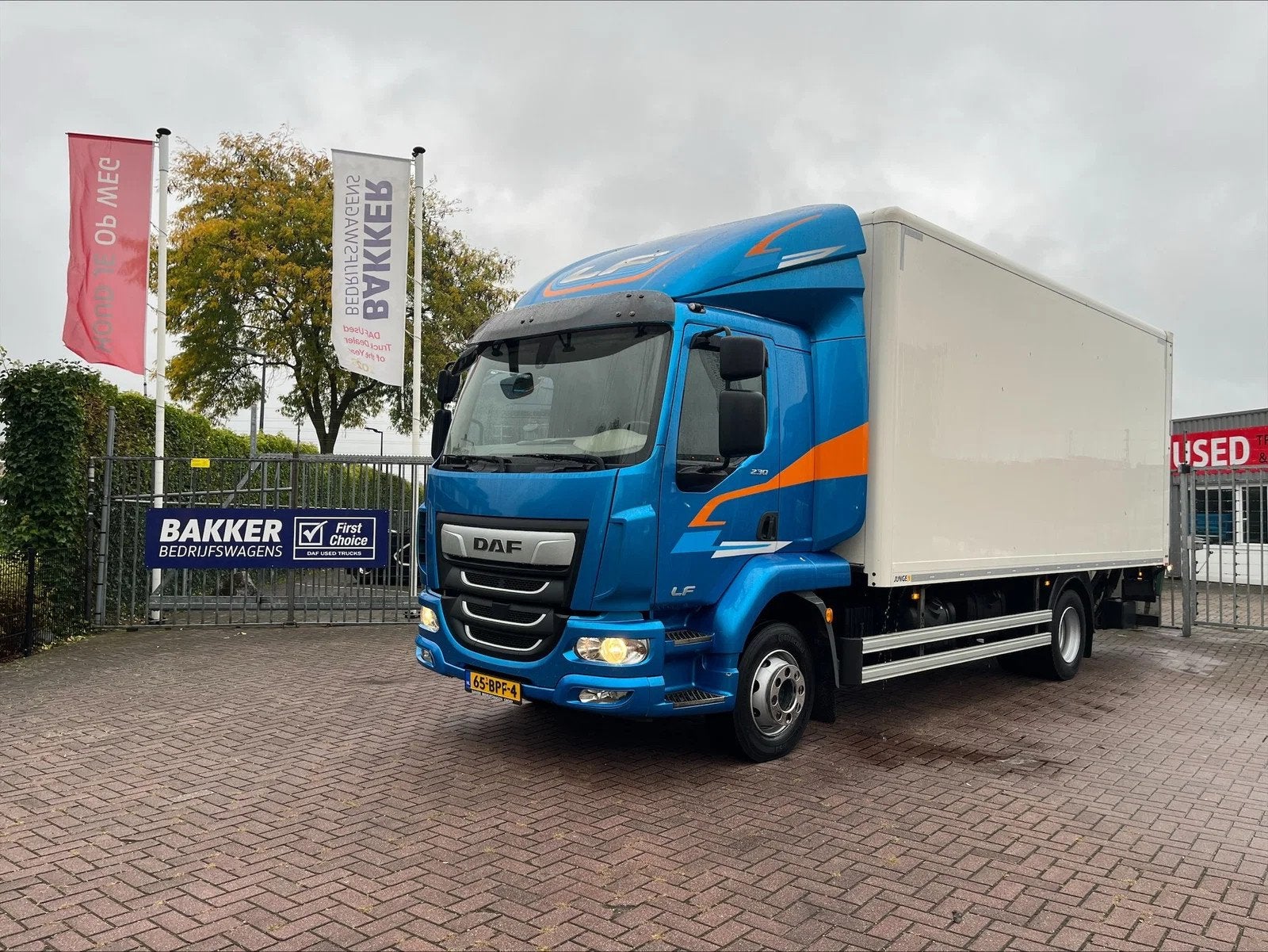 DAF LF 210 FA *2020* DHOLLANDIA 2000KG - 230.000KM!, Auto's, Automaat, Achterwielaandrijving, Euro 6, Blauw