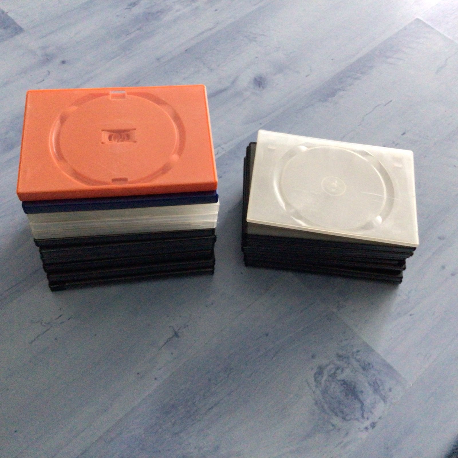 22 lege dvd hoesjes: breed en smal, diverse kleuren, Alle leeftijden, Ophalen of Verzenden, Zo goed als nieuw, Inclusief doosje