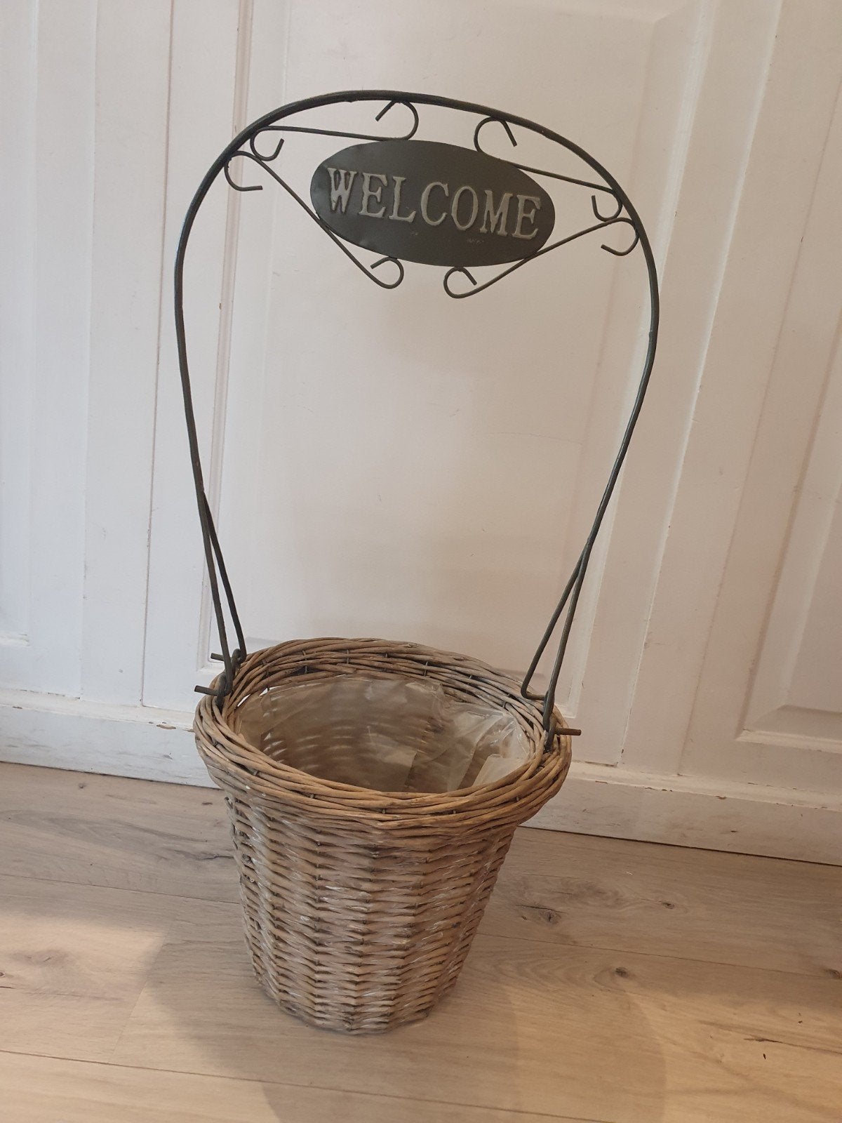Decoratieve bloempot mand met 'Welcome' bordje, Tuin en Terras, 25 tot 40 cm, Overige materialen, Gebruikt, Niet van toepassing
