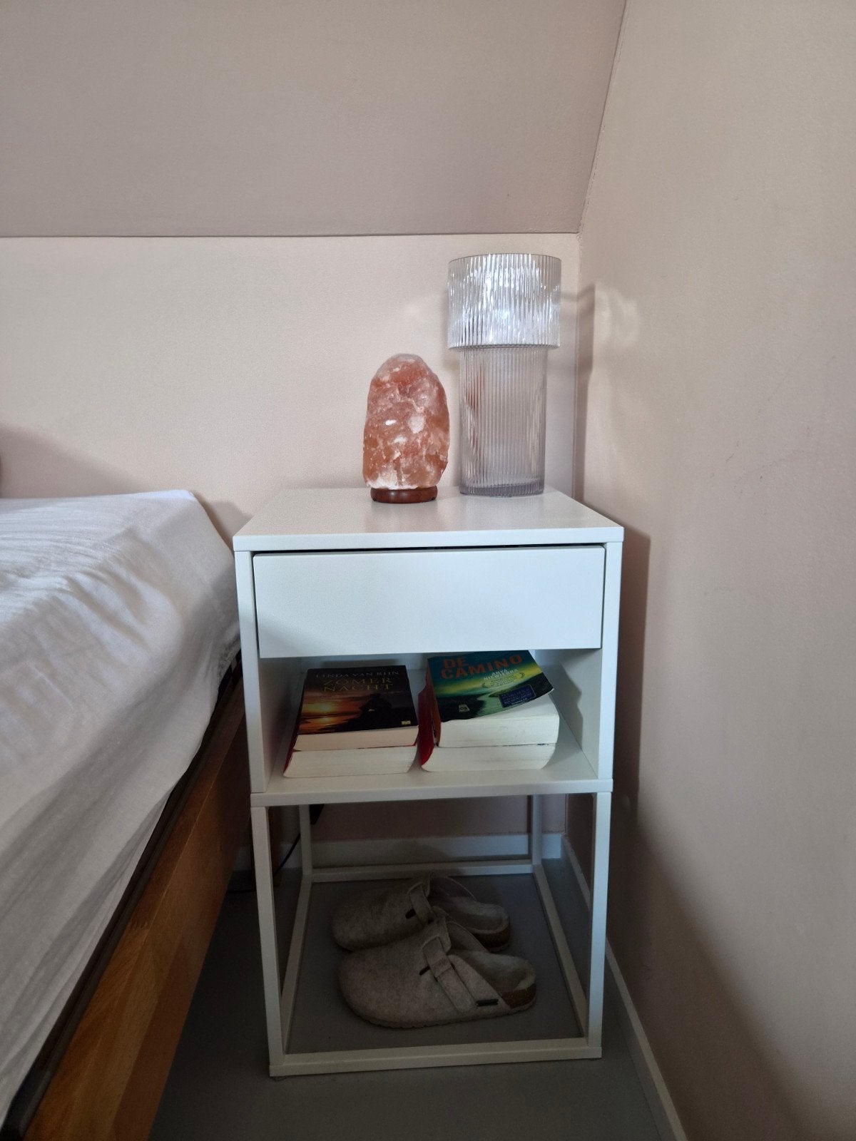2x IKEA Vikhammer nachtkastje bijzettafel met lade, wit, Huis en Inrichting, Ophalen, Zo goed als nieuw, Minder dan 45 cm, 55 tot 70 cm