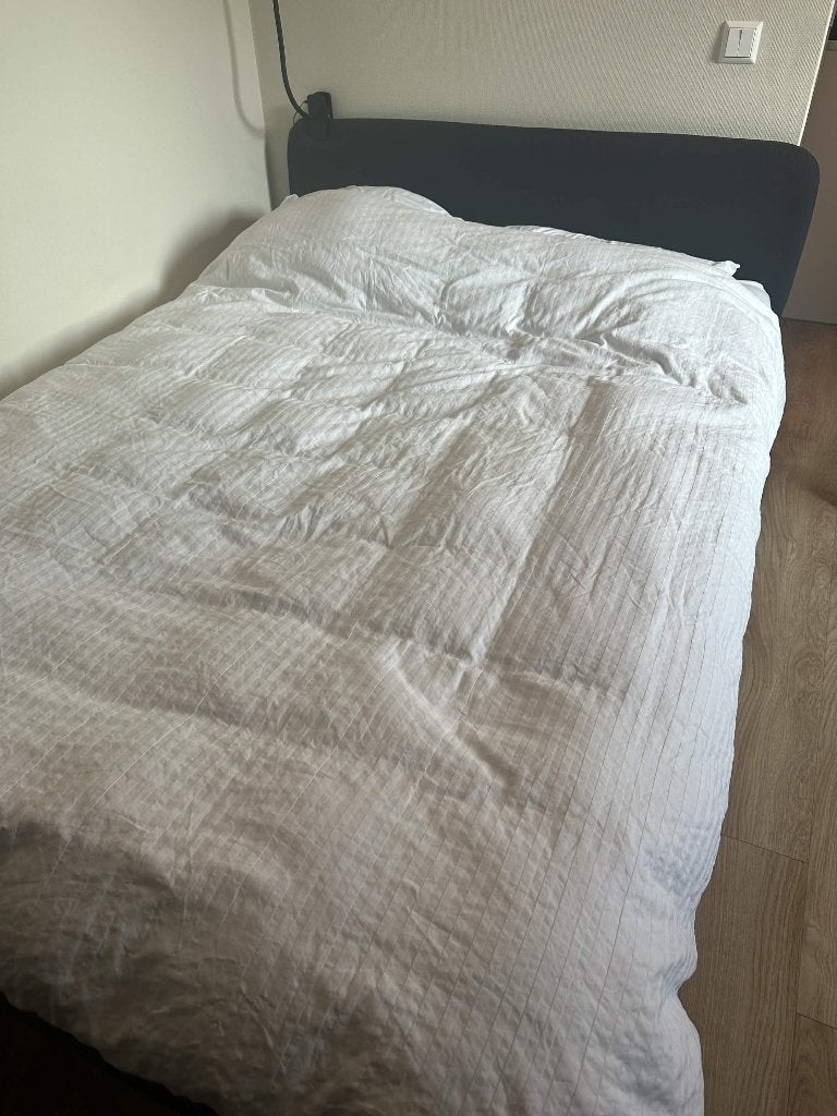 SLATTUM Gestoffeerd bed (IKEA), Ophalen, Tweepersoons, 140 cm, Zo goed als nieuw