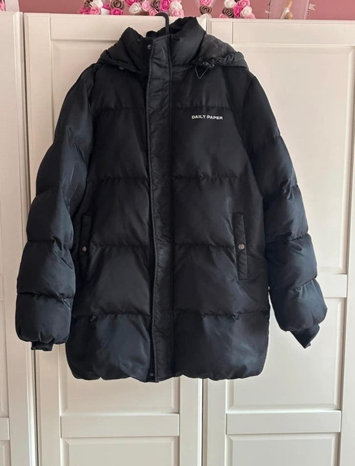 Daily Paper Puffer Jas - Maat L, Kleding | Dames, Jassen | Winter, Ophalen of Verzenden, Gedragen, Maat 42/44 (L), Zwart