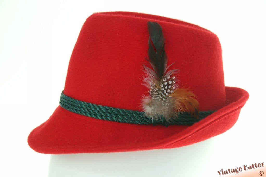 Vintage hoed Jacht trilby rood vilt met veren 54,5 = XS, Ophalen of Verzenden, Zo goed als nieuw, 55 cm (S, 6⅞ inch) of minder