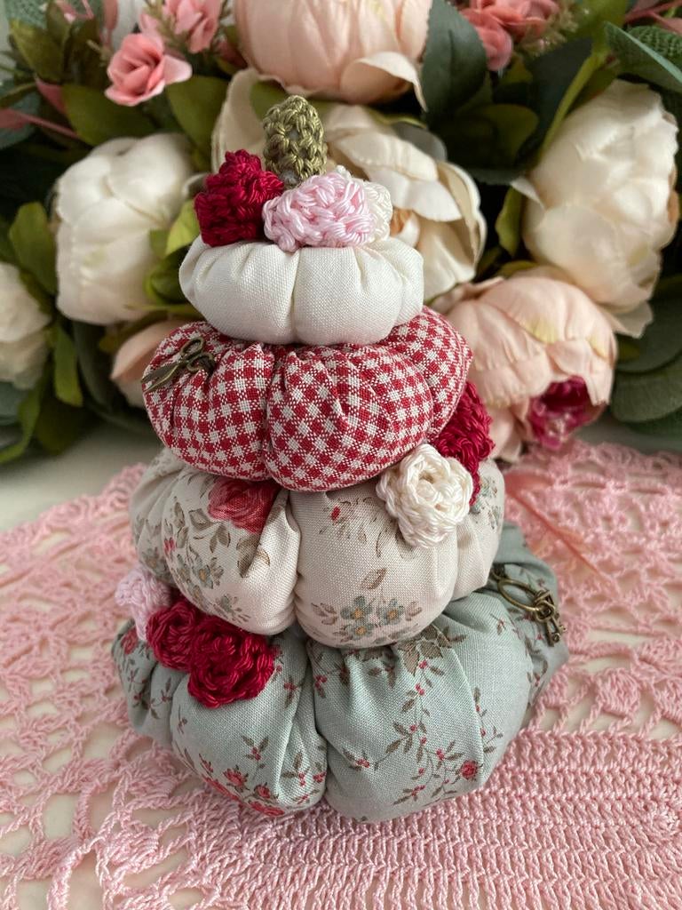 Unieke handgemaakte stoffen pompoenen met gehaakte bloemen, Brocante, Meerkleurig, Nieuw, Ophalen of Verzenden