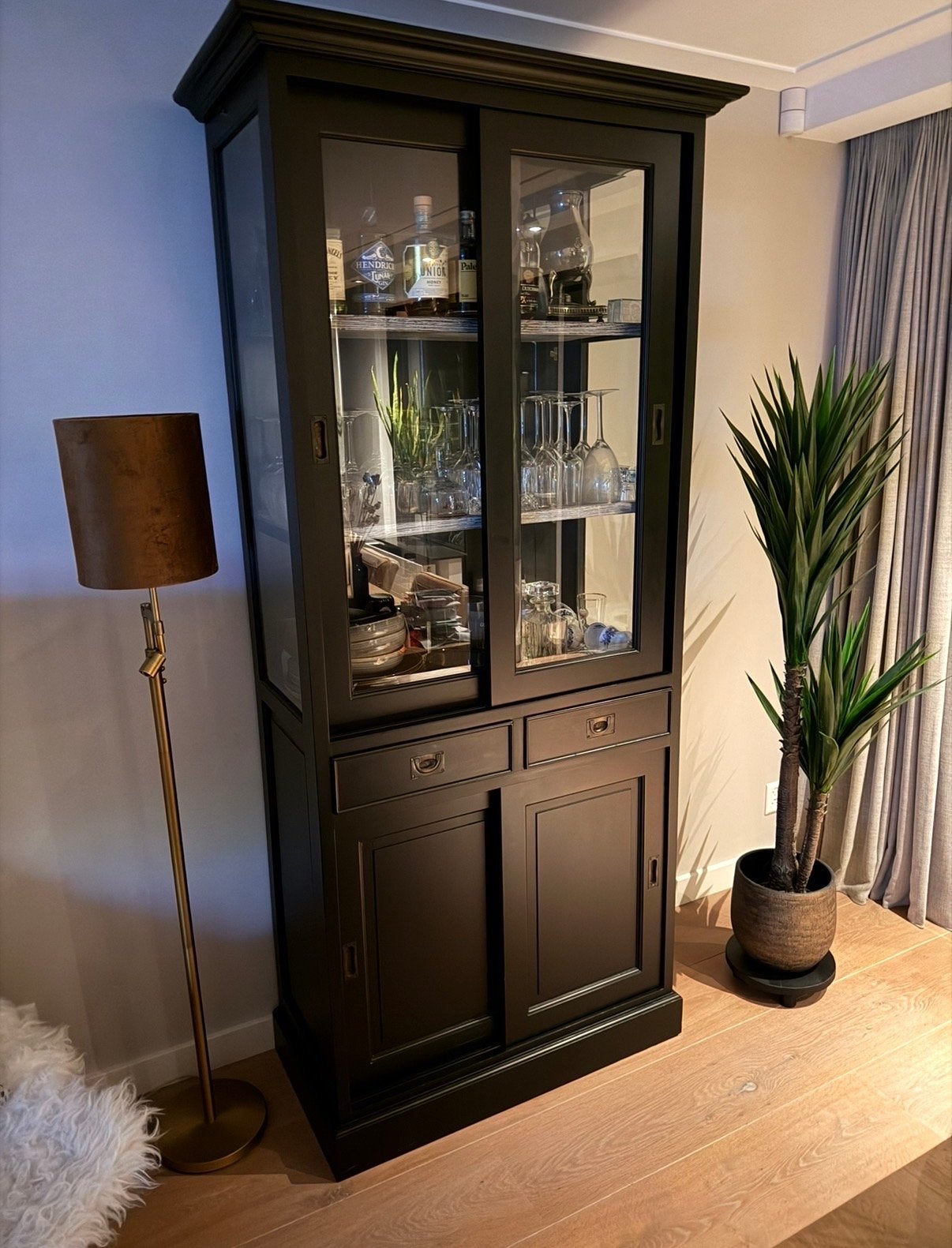 Zwarte vitrinekast met schuifdeuren en lades, Huis en Inrichting, Kasten | Vitrinekasten, Ophalen, Gebruikt, 100 tot 150 cm, 200 cm of meer