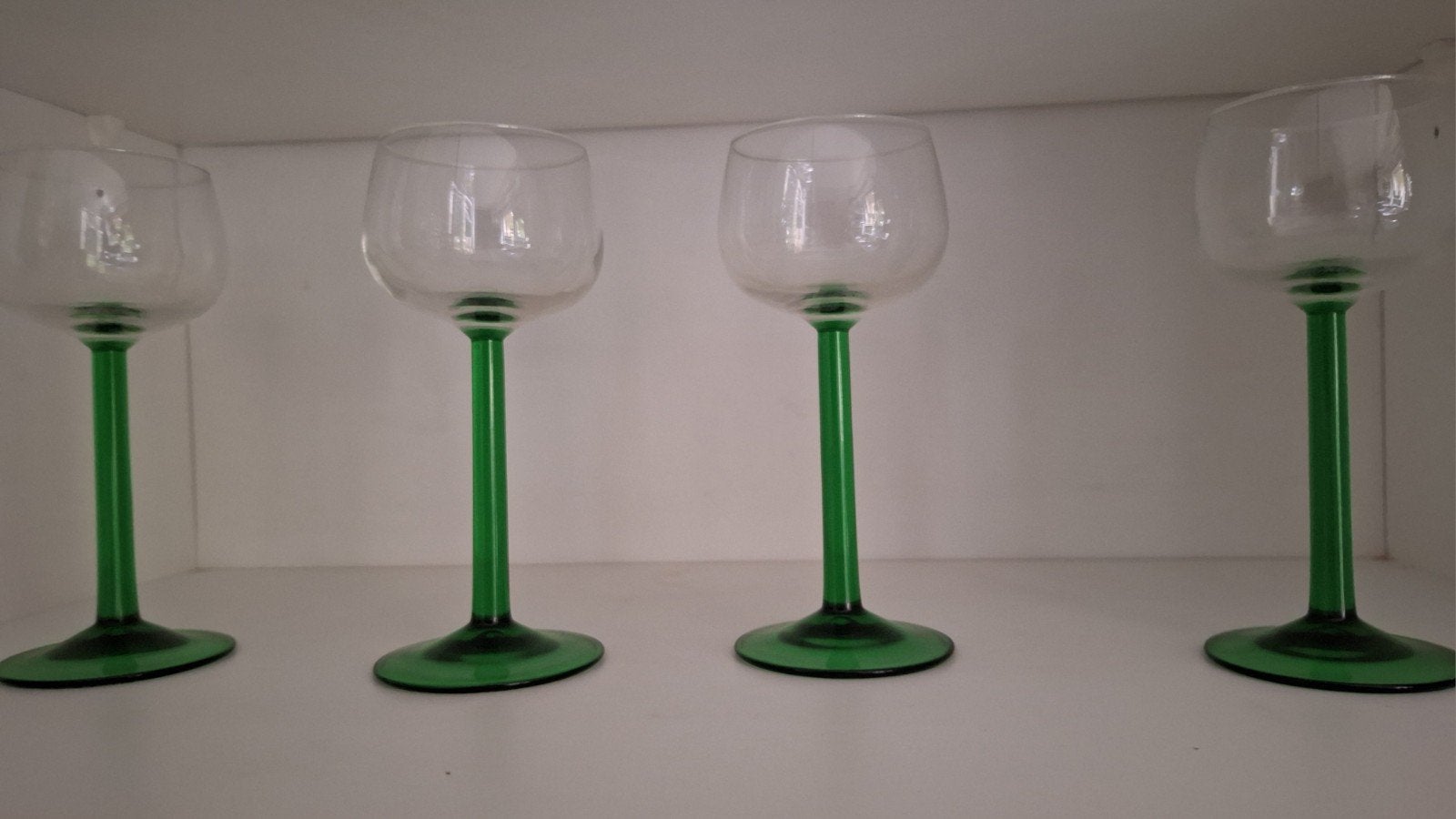 Set van 4 wijnglazen met groene steel, Ophalen