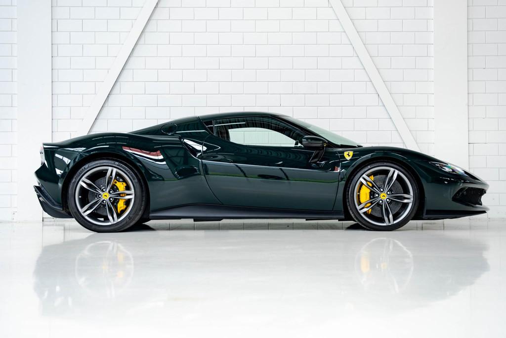 Ferrari 296 GTB Akrapovic | British Racing Green |, Gebruikt, Euro 6, 7 kWh, Bedrijf