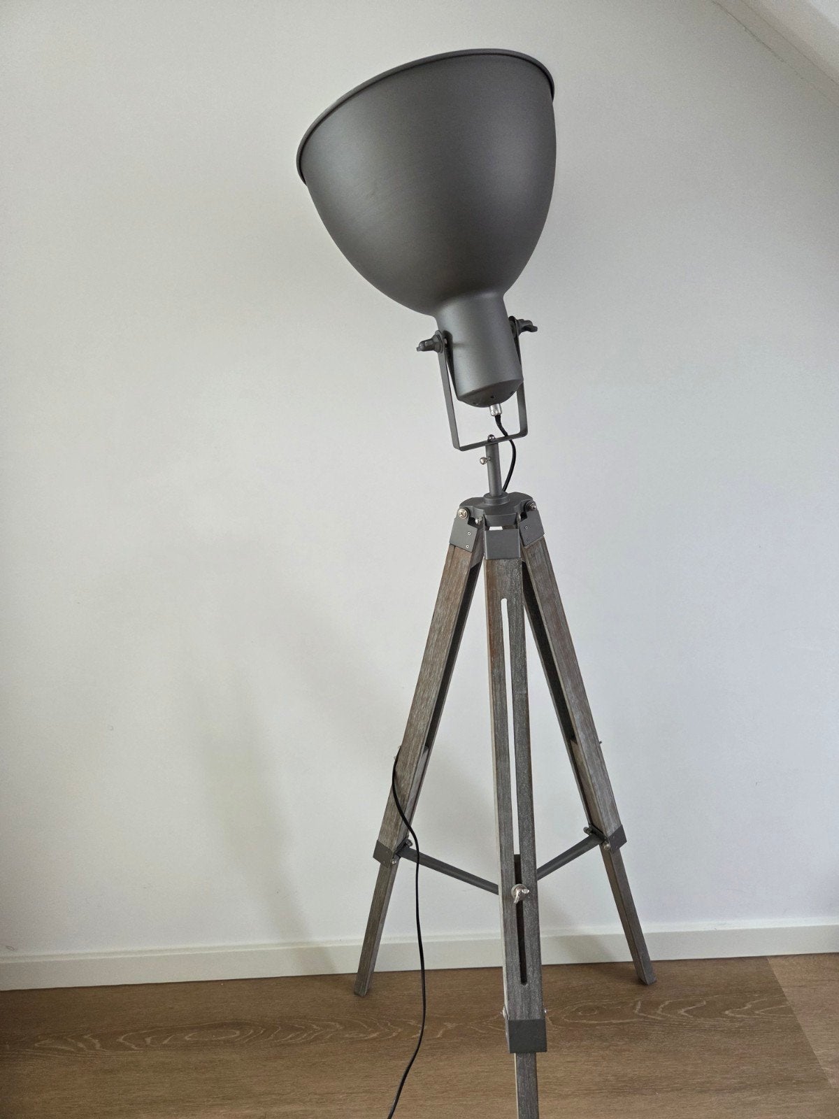 Staande lamp met houten driepoot en metalen kap, Ophalen, Gebruikt, 100 tot 150 cm, Industrieel, landelijk