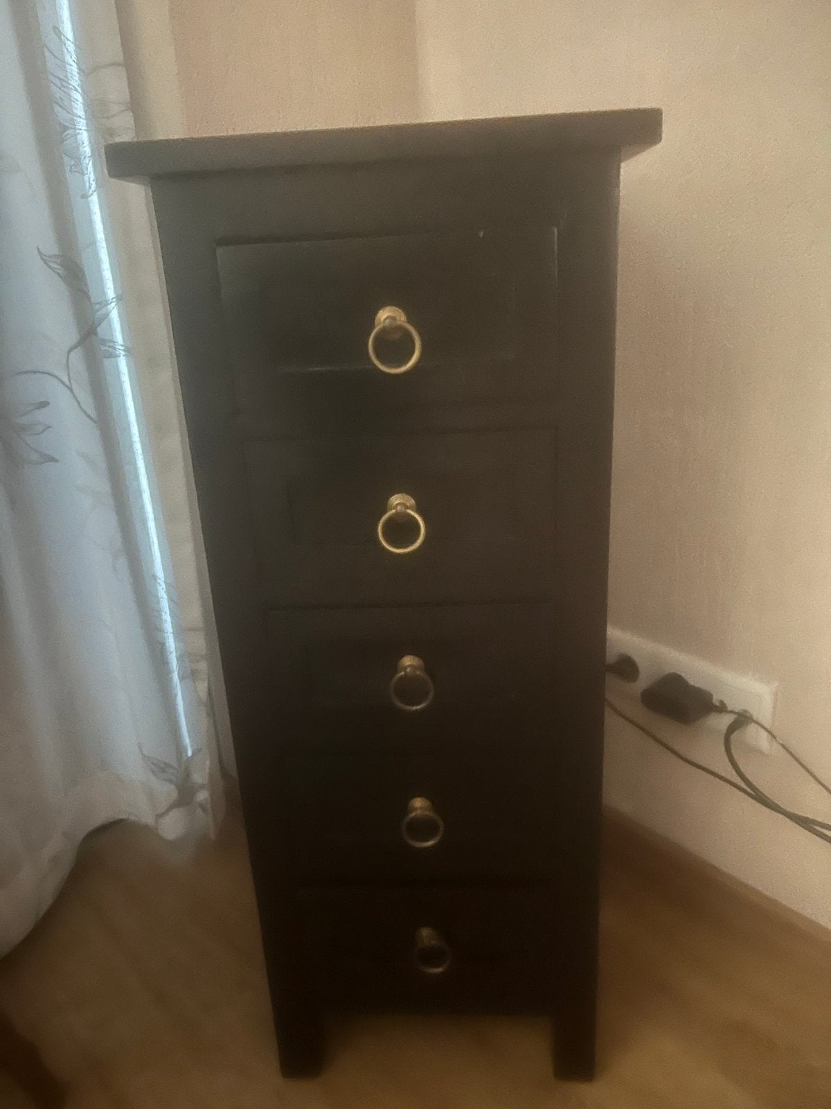 Zwarte ladekast met 5 laden en gouden handgrepen, Huis en Inrichting, Ophalen, Minder dan 50 cm, Gebruikt, 5 laden of meer