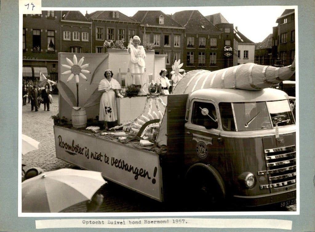 Roermond - Optocht Zuivelbond - DAF vrachtwagen - Foto 1957, Verzenden, 1960 tot 1980, Limburg