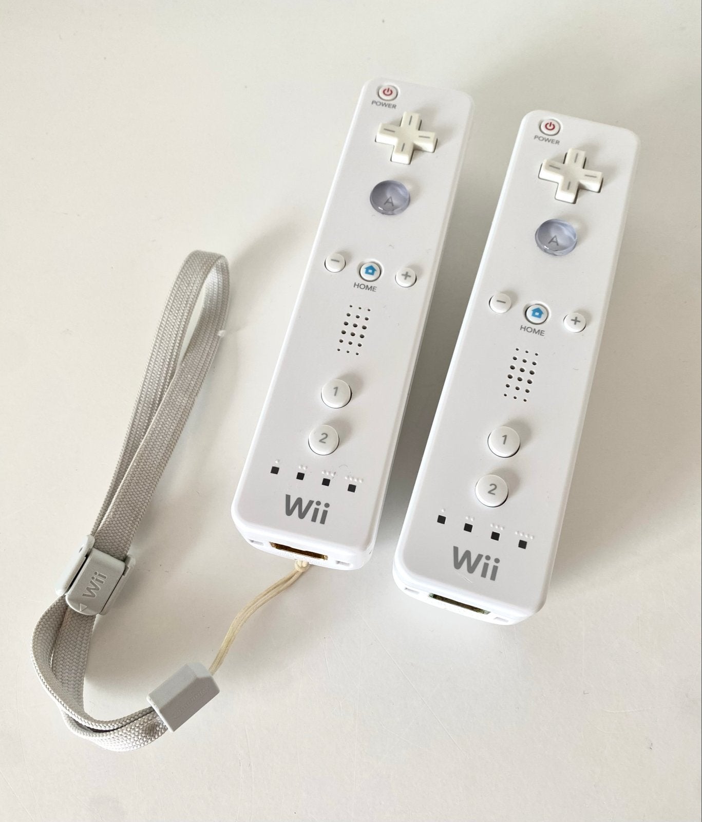 2x Originele Nintendo Wii Remote Controllers + Polsbandje, Ophalen of Verzenden, Gebruikt, Met 2 controllers