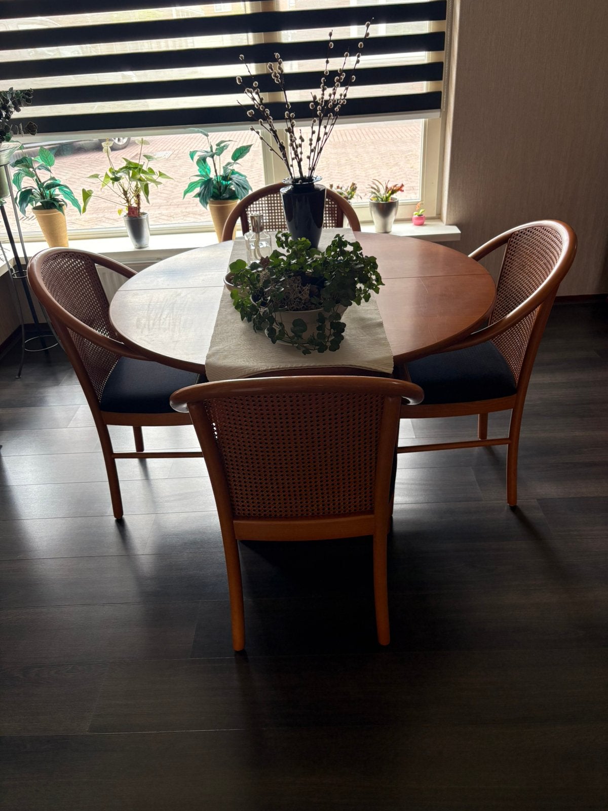 Ronde uitschuifbare eethoek, Ophalen, Zo goed als nieuw, 4 tot 6 stoelen