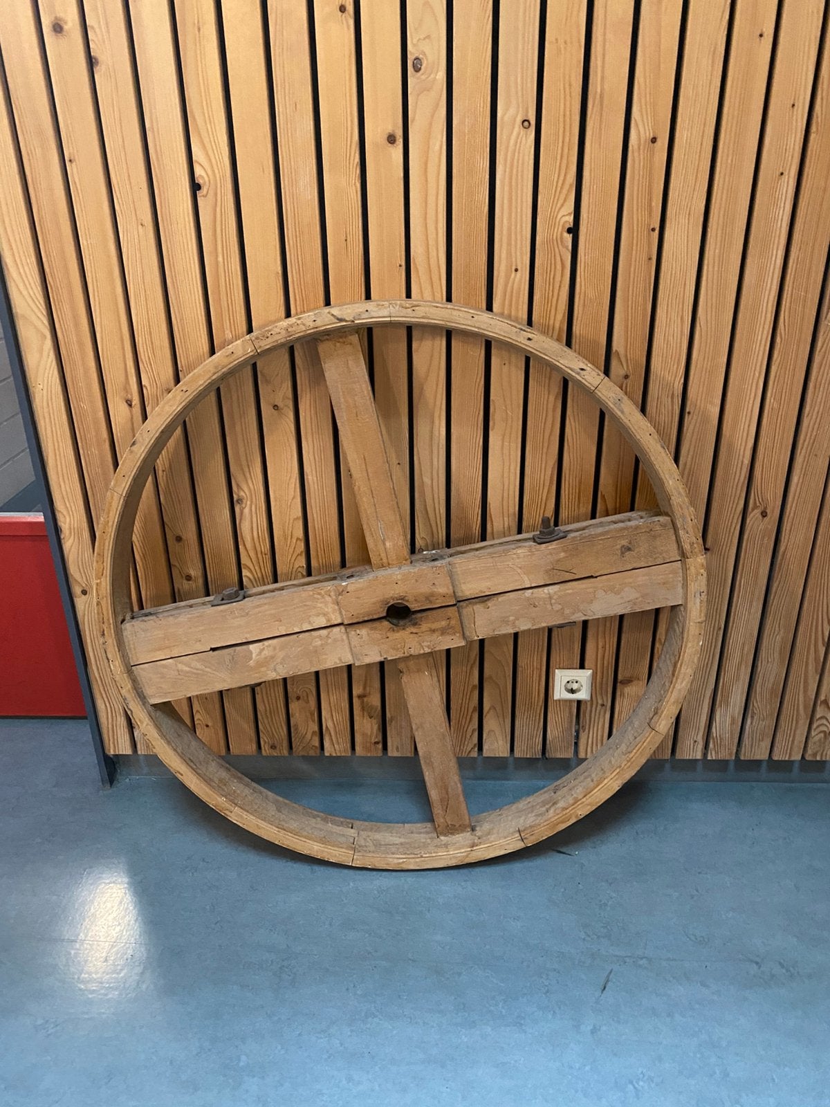 Houten wiel groot, Ophalen
