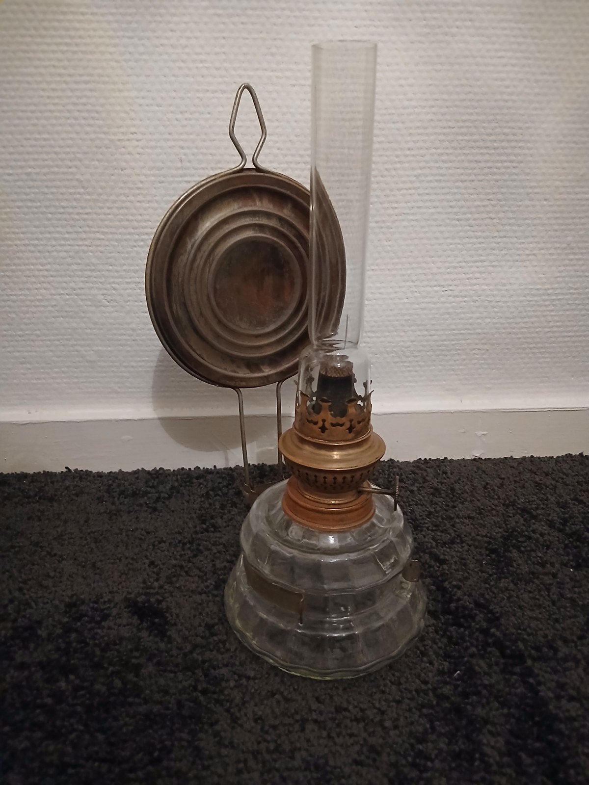 Antieke olielamp met glazen reservoir en koperen brander, Ophalen of Verzenden