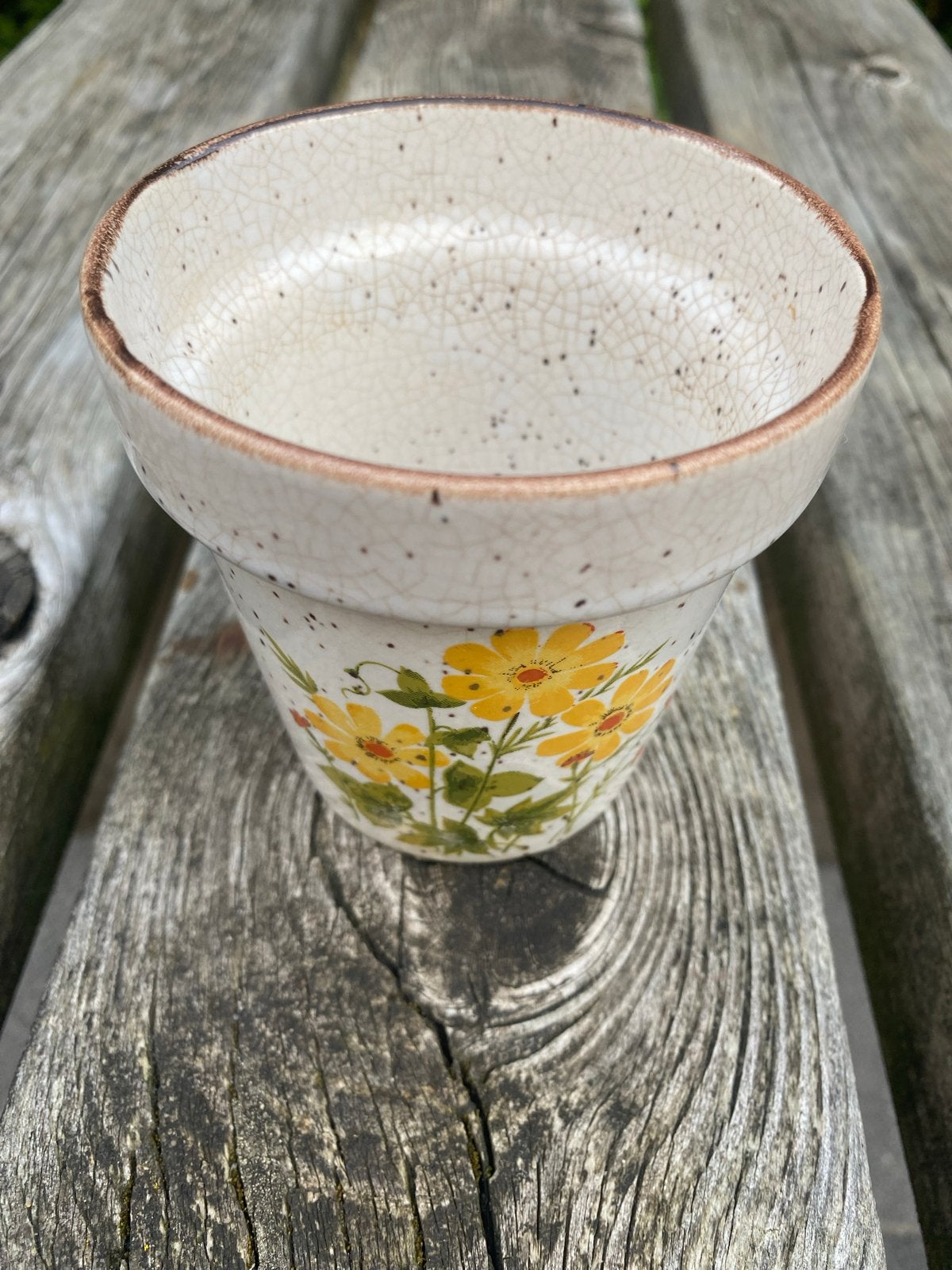 Vintage gespikkelde keramische bloempot met gele weidebloeme, Ophalen of Verzenden