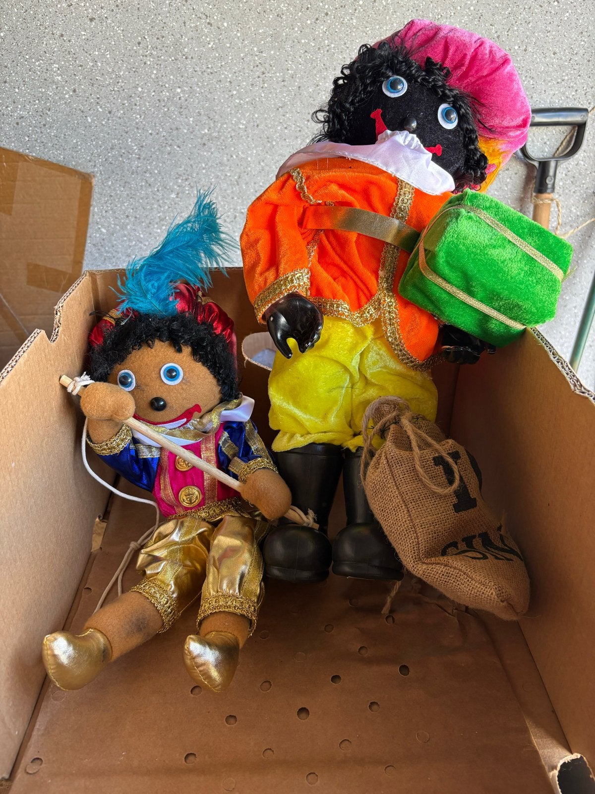 Twee Zwarte Piet poppen - groot en klein, Ophalen of Verzenden, Zo goed als nieuw, Overige typen