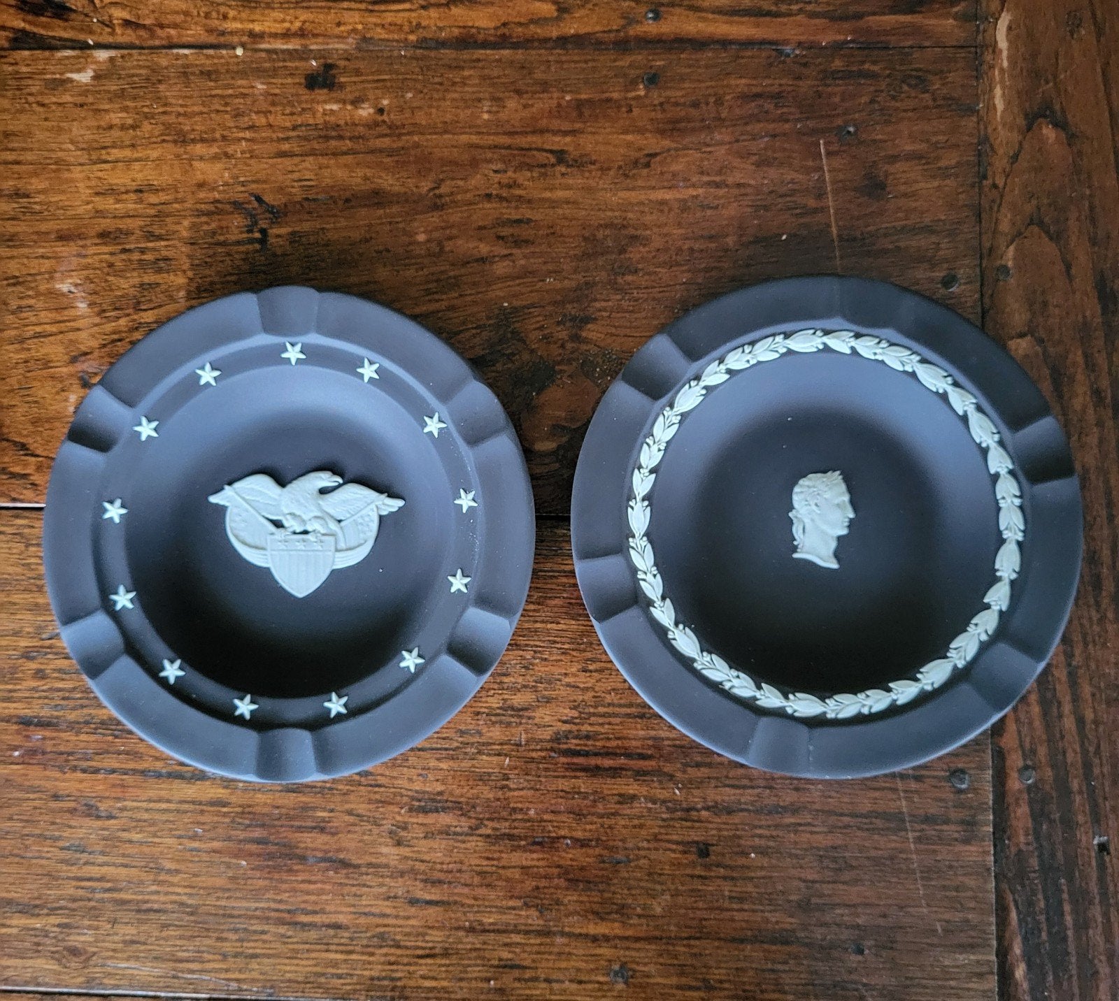 2 Wedgwood Jasperware zwarte bordjes - 18 cm, Ophalen of Verzenden