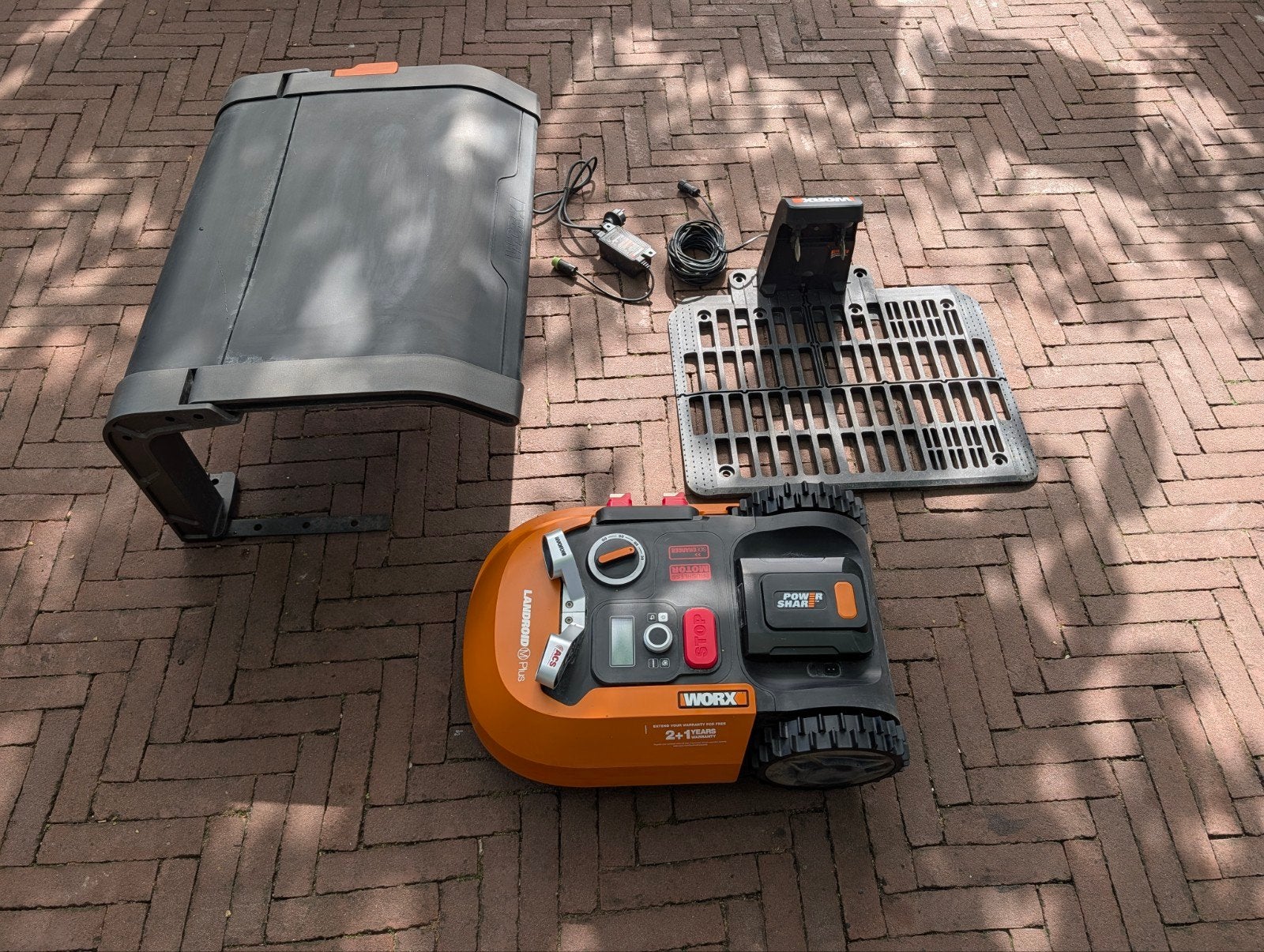 Worx Landroid WR165E robotmaaier met ACS en garage, Ophalen, Cirkelmaaier, Mulchfunctie, Zo goed als nieuw