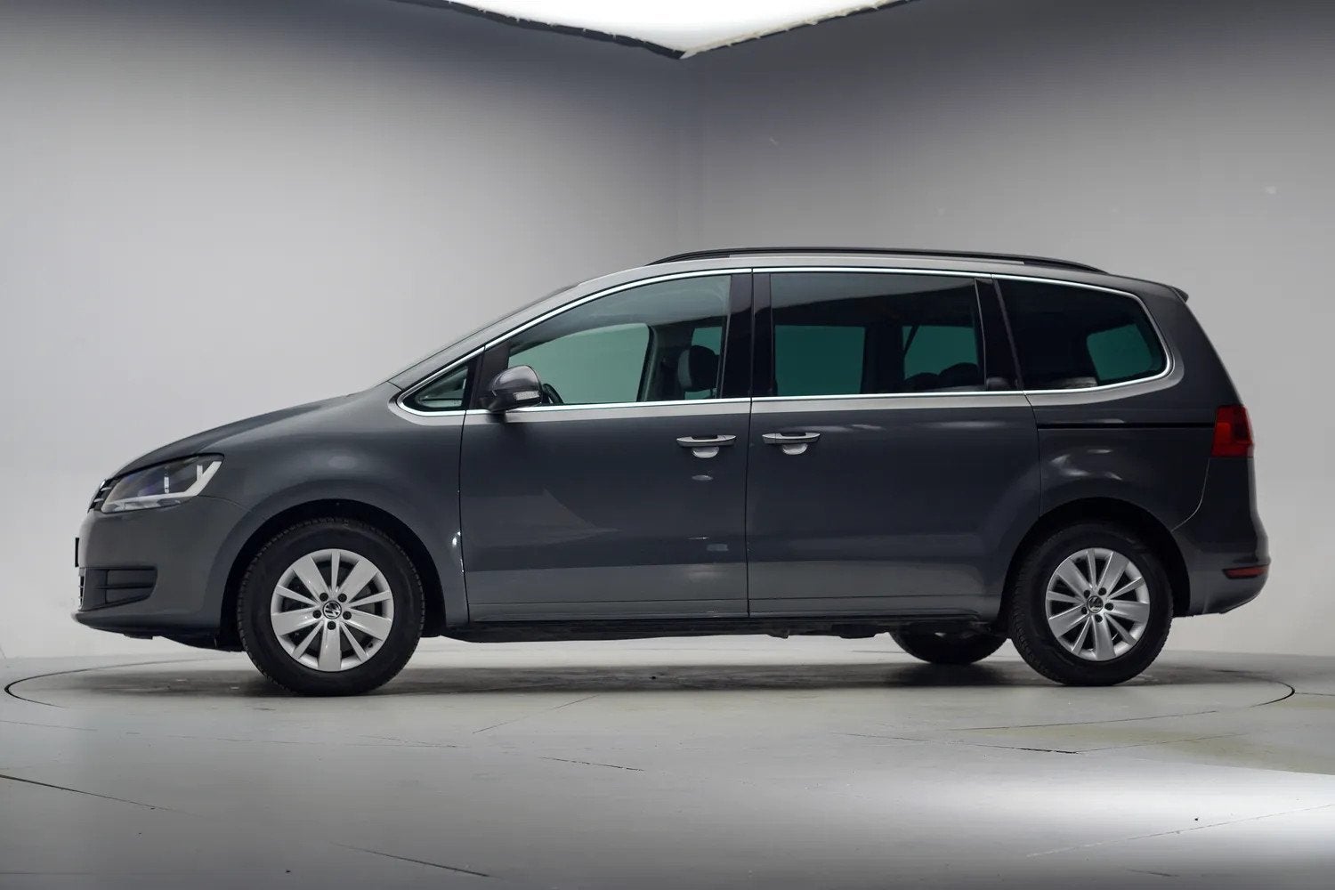 Volkswagen Sharan 1.4 TSI Highline Aut. [ leder stoelverwarm, 4 cilinders, 150 pk, Bedrijf, 102 €/maand