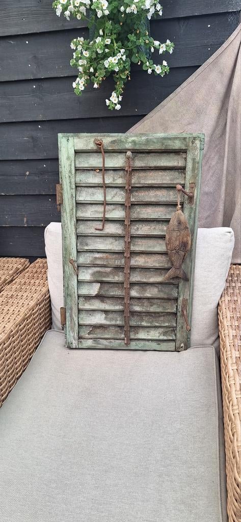 Antieke houten luik met visdecoratie, Ophalen