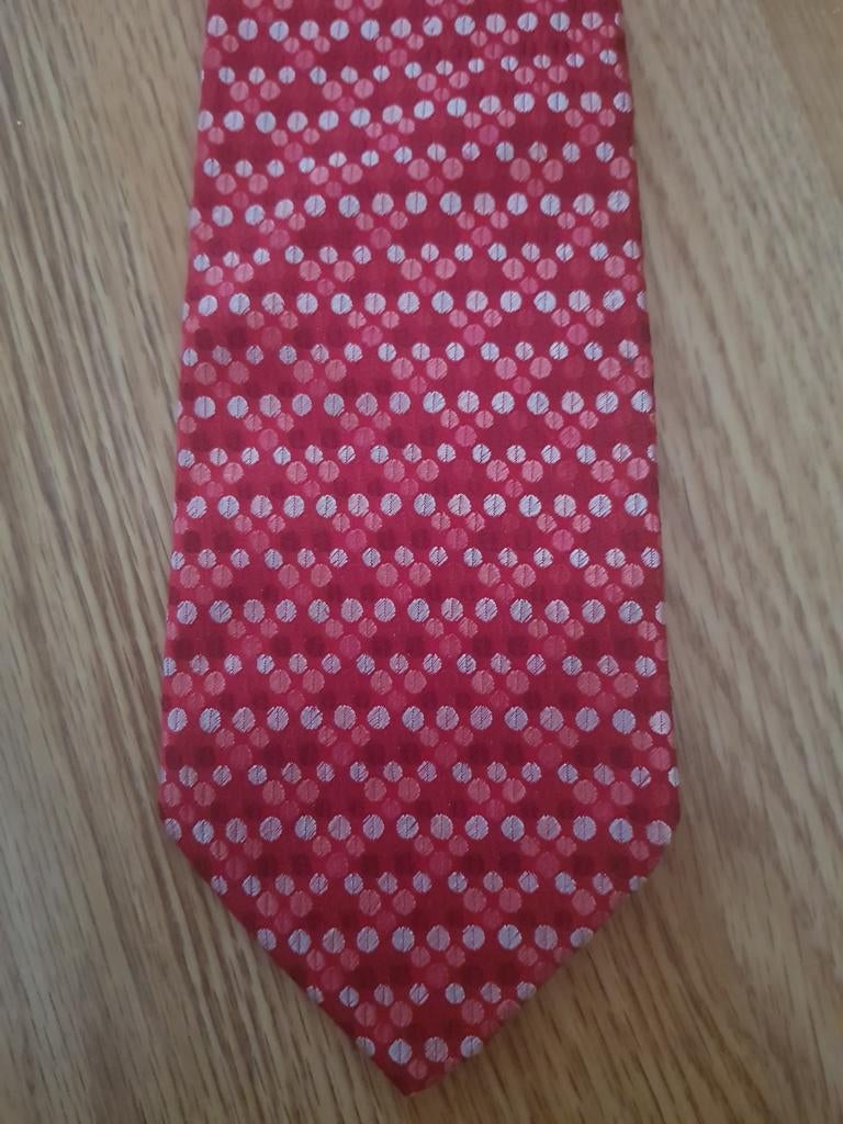 Rood gestippelde Suit Supply stropdas ***zgan***, Kleding | Heren, Stropdassen, Ophalen of Verzenden, Zo goed als nieuw, Met patroon