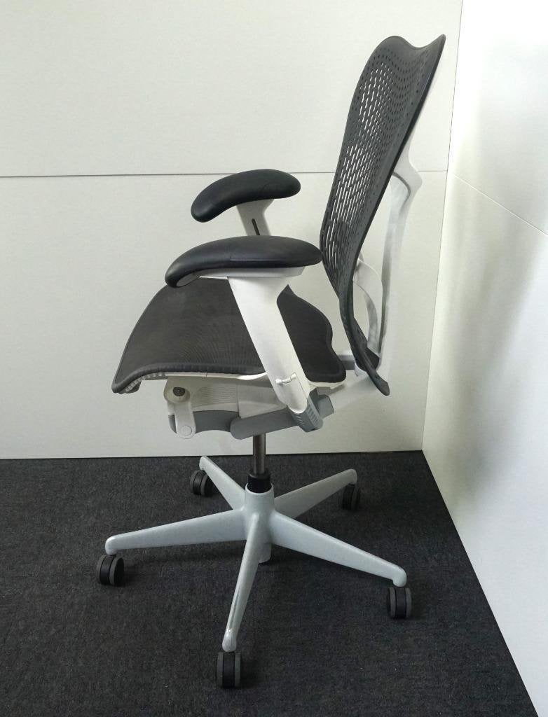 Herman Miller Mirra 2 Bureaustoelen | Antraciet/Wit/Zwart, Huis en Inrichting, Gebruikt, Overige kleuren, -, -