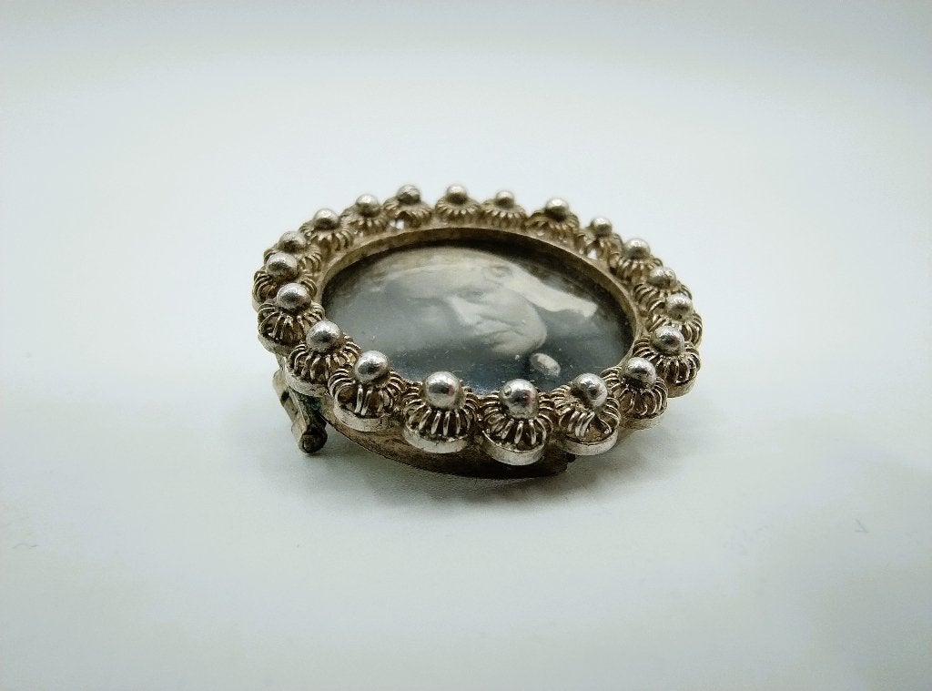 Zilveren broche met Friese dame in klederdracht, Sieraden, Tassen en Uiterlijk, Antieke sieraden, Verzenden, Zilver, Broche