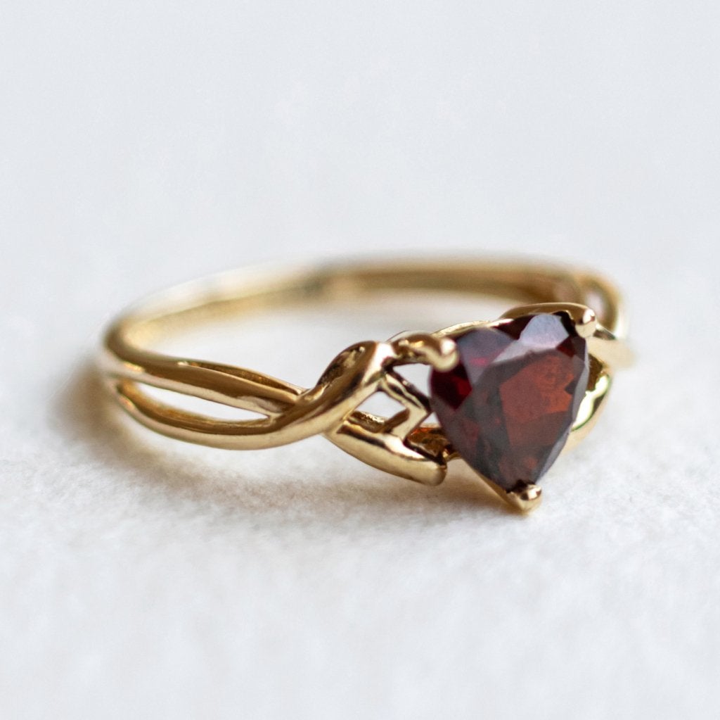 Vintage 9K gouden solitaire hart ring met granaat - 15,75, Ophalen of Verzenden, Met edelsteen, Dame, Goud