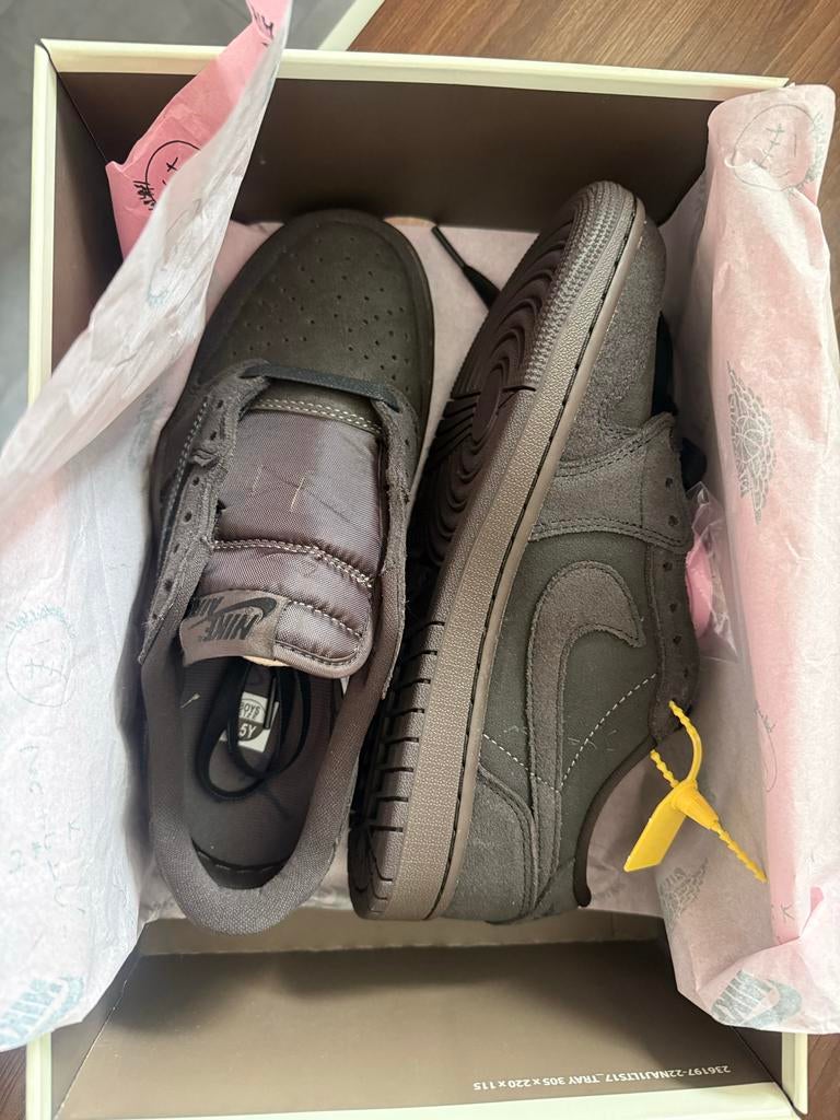 Travis Scott x Air Jordan 1 Low OG 'Velvet Brown' - Maat 39, Kleding | Dames, Schoenen, Ophalen of Verzenden, Nieuw, Bruin, Sneakers of Gympen