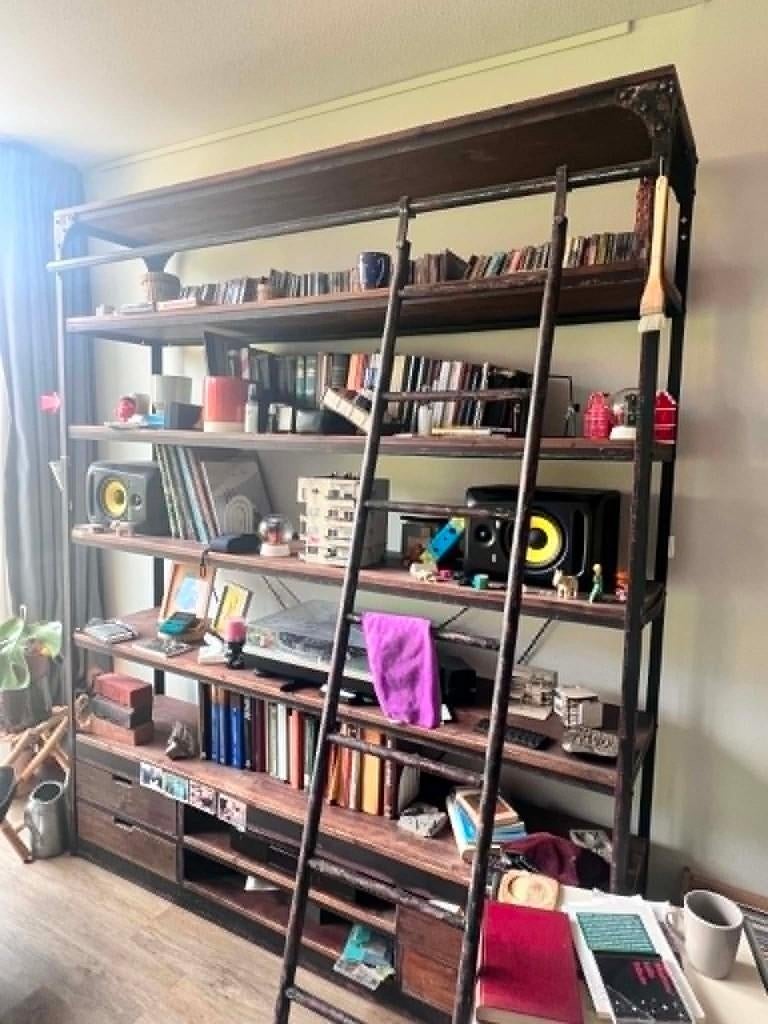 Grote boekenkast met ladder – industrieel hout/metaal, Met plank(en), 200 cm of meer, 150 tot 200 cm, Zo goed als nieuw