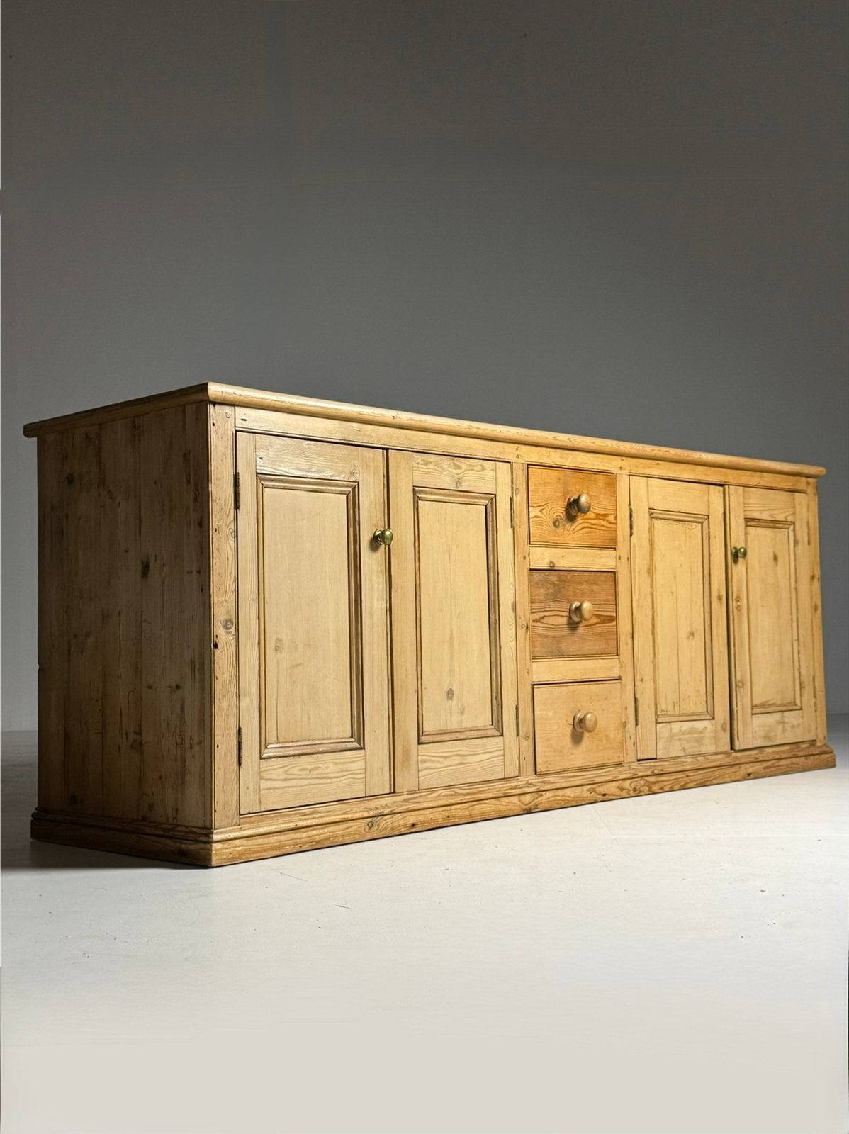 Engelse dressoir pine 19e eeuw