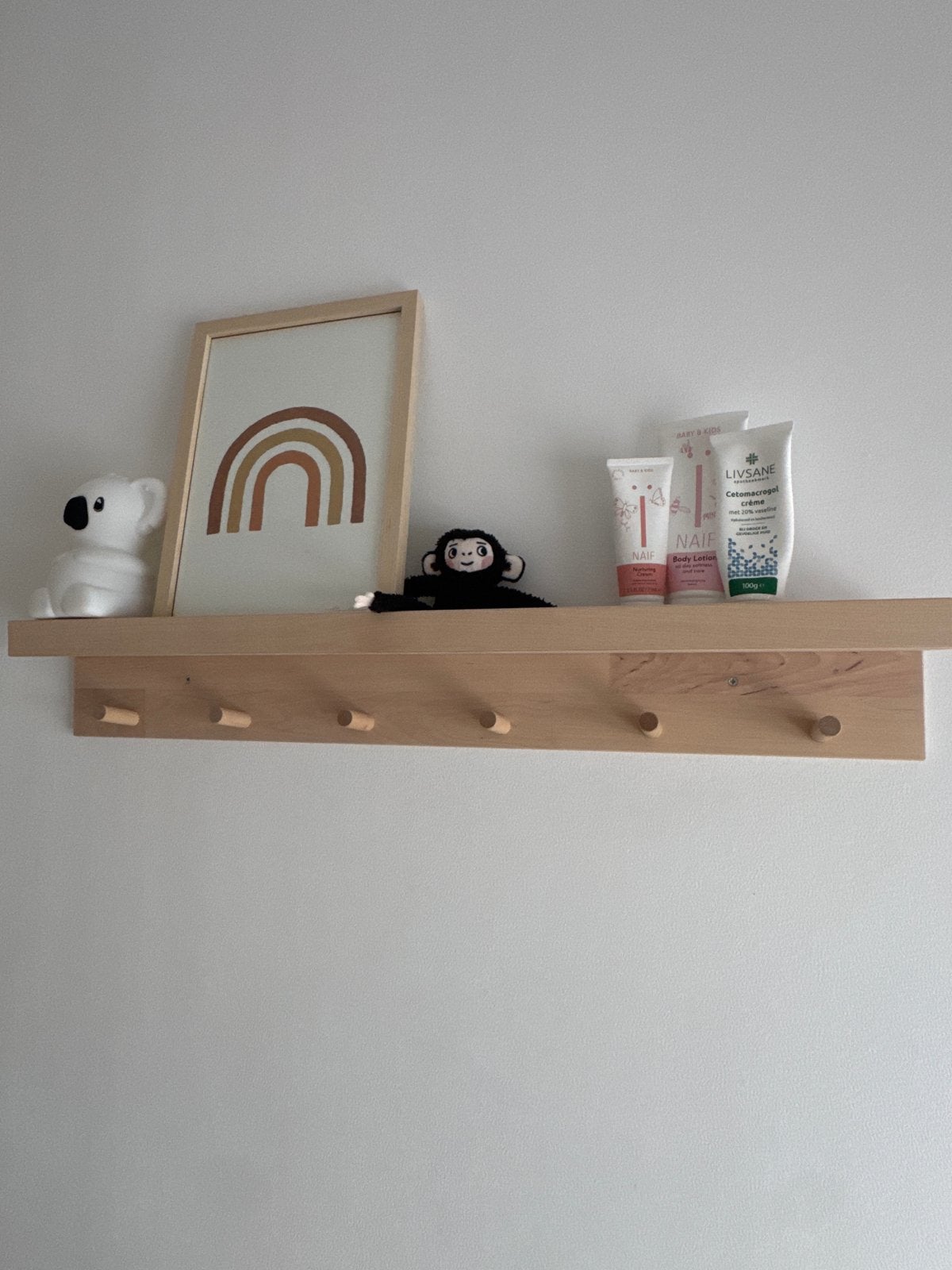 IKEA wandplank met 6 haakjes - Ideaal voor kinderkamer, Ophalen, Zo goed als nieuw