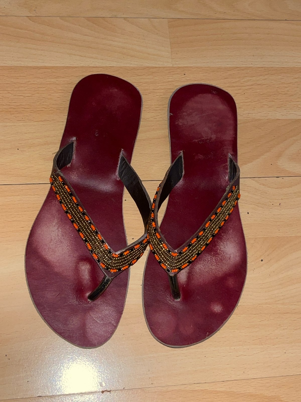 Handgemaakte leren slippers met kraaltjes - Maat 40, Ophalen of Verzenden, Gedragen, Bruin, Slippers