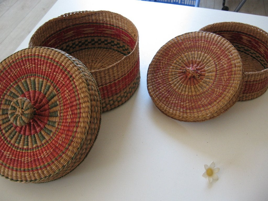 Foto 7 van 2 Oude rieten naai stop mandjes + inhoud ziefoto samen €17,-