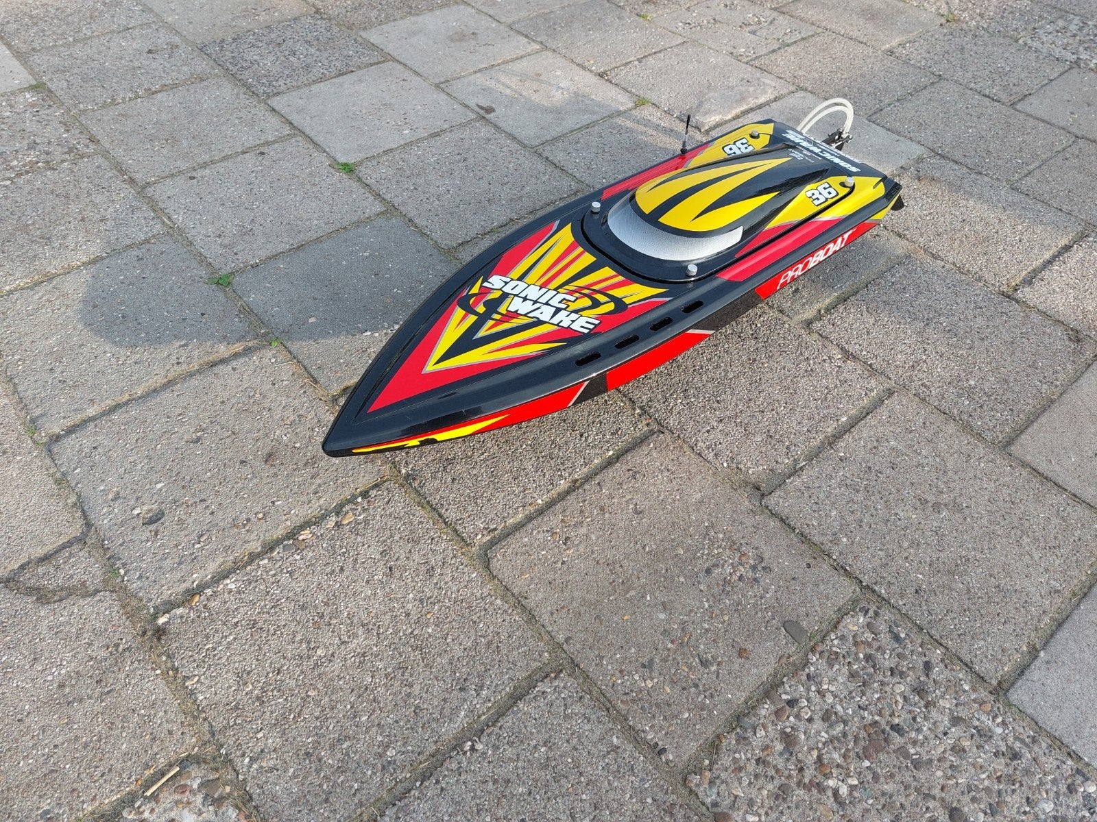 Als nieuw werkend Sonicwake V2 powerboat, rc varend, Verzenden, Zo goed als nieuw