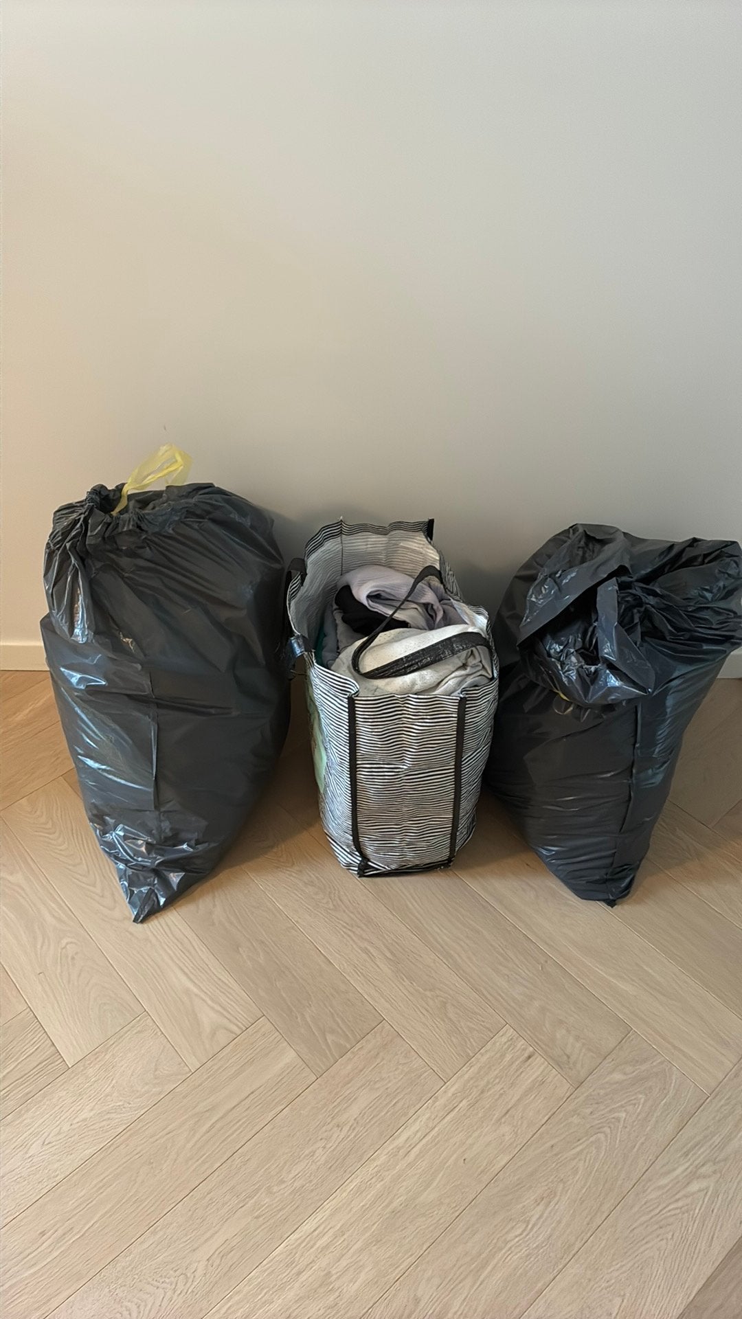 Gratis af te halen 3 tassen kinder en volwassenkleding, Kinderen en Baby's, Kinderkleding | Maat 128, Ophalen, Gebruikt, Meisje