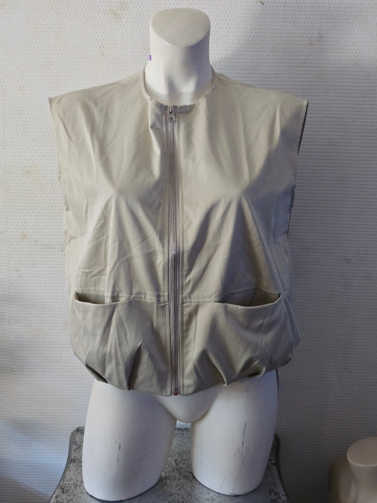Musera Mouwloos Vest met Rits maat S "Nieuw ", Kleding | Dames, Bodywarmers, Beige, Nieuw, Musera, Ophalen of Verzenden