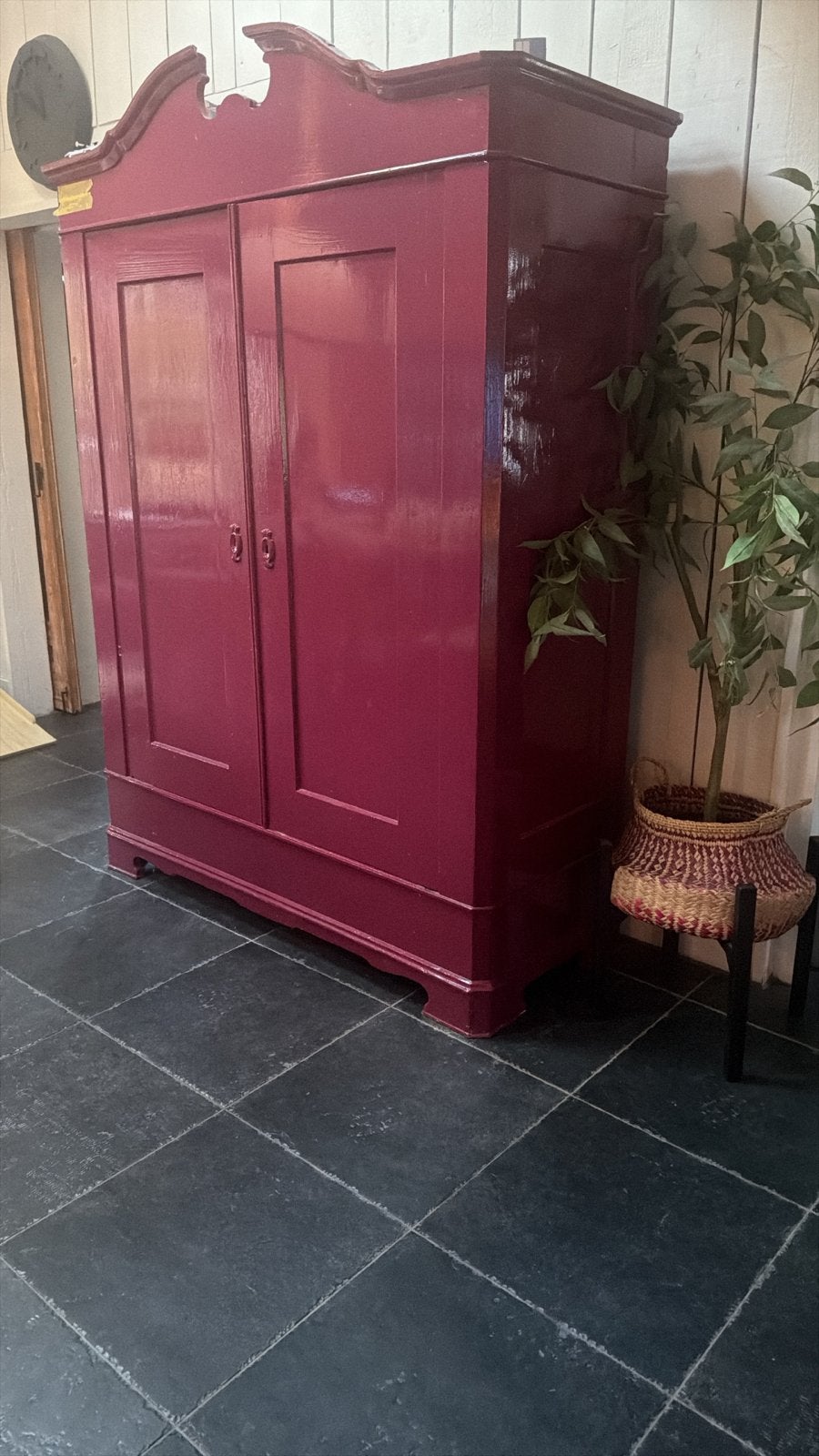 Prachtige rode kast met twee deuren en planken, Ophalen