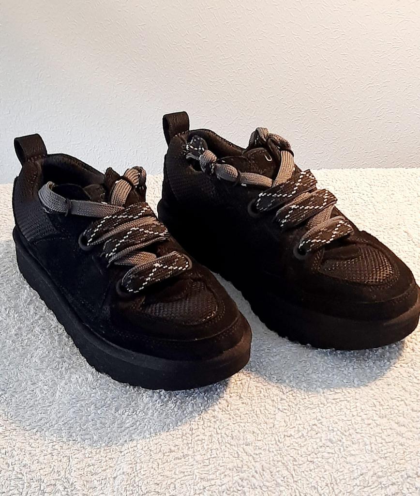 Uggs sneakers, Zwart, Ophalen of Verzenden, Sneakers of Gympen, Zo goed als nieuw