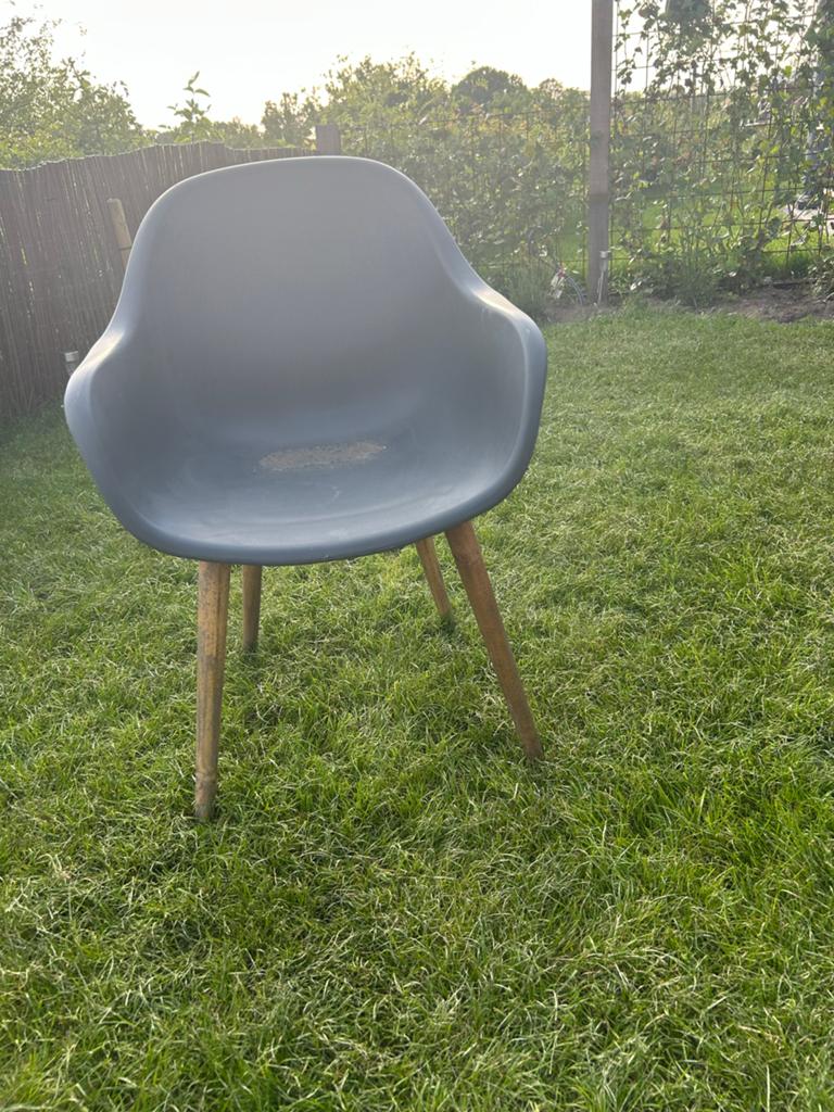 Donkergrijze stoel met houten poten, Ophalen, Gebruikt, Hout