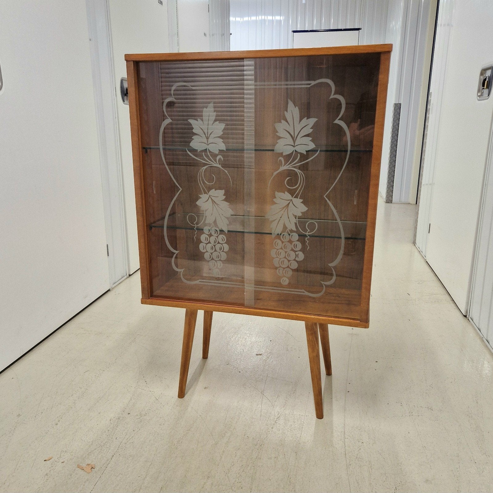 Vitrine met druivenmotief uit de jaren 60, Ophalen