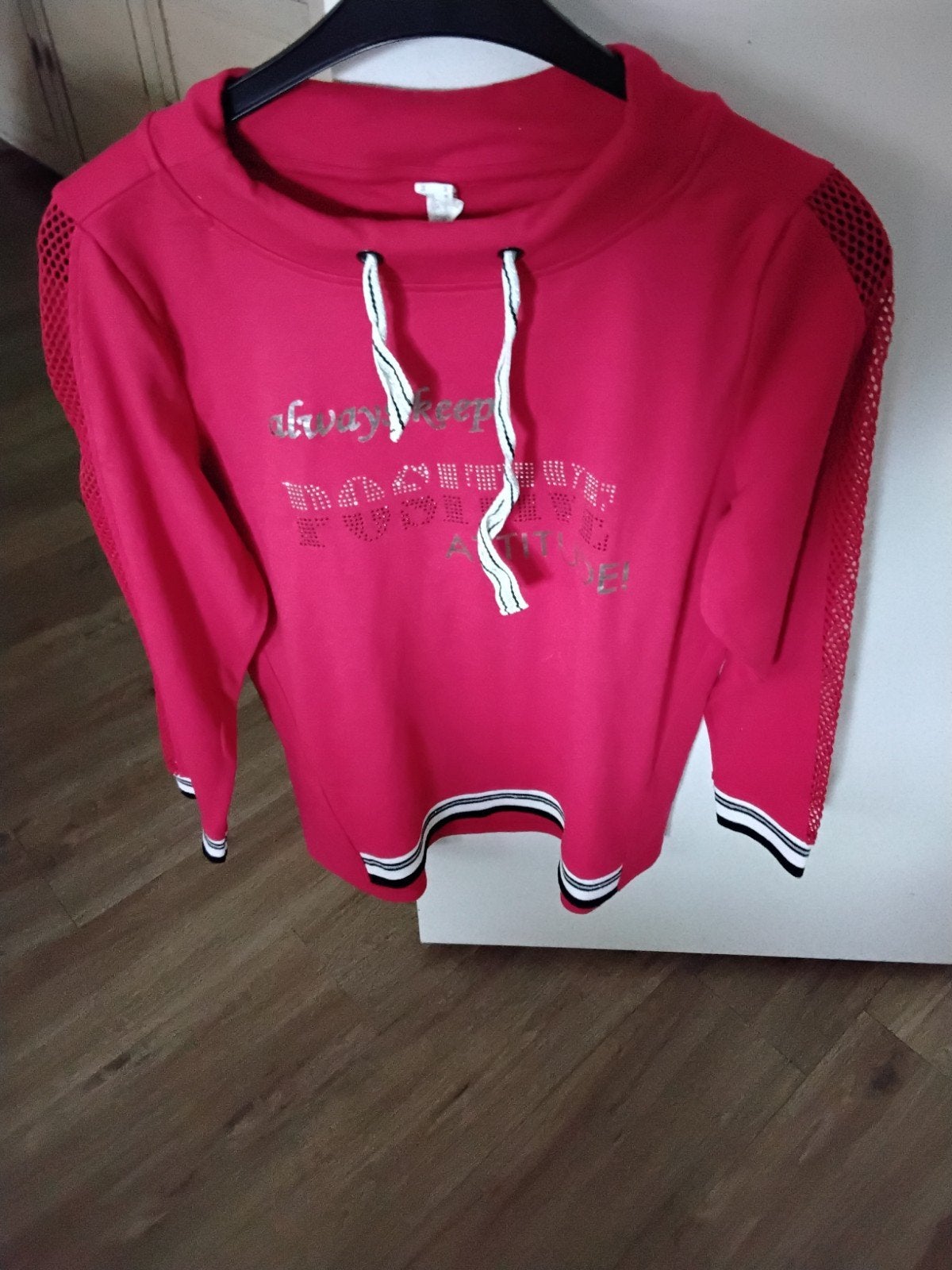 Rode hoodie met 'always keep positive attitude' print, Kleding | Dames, Maat 38/40 (M), Ophalen of Verzenden, Rood, Onbekend