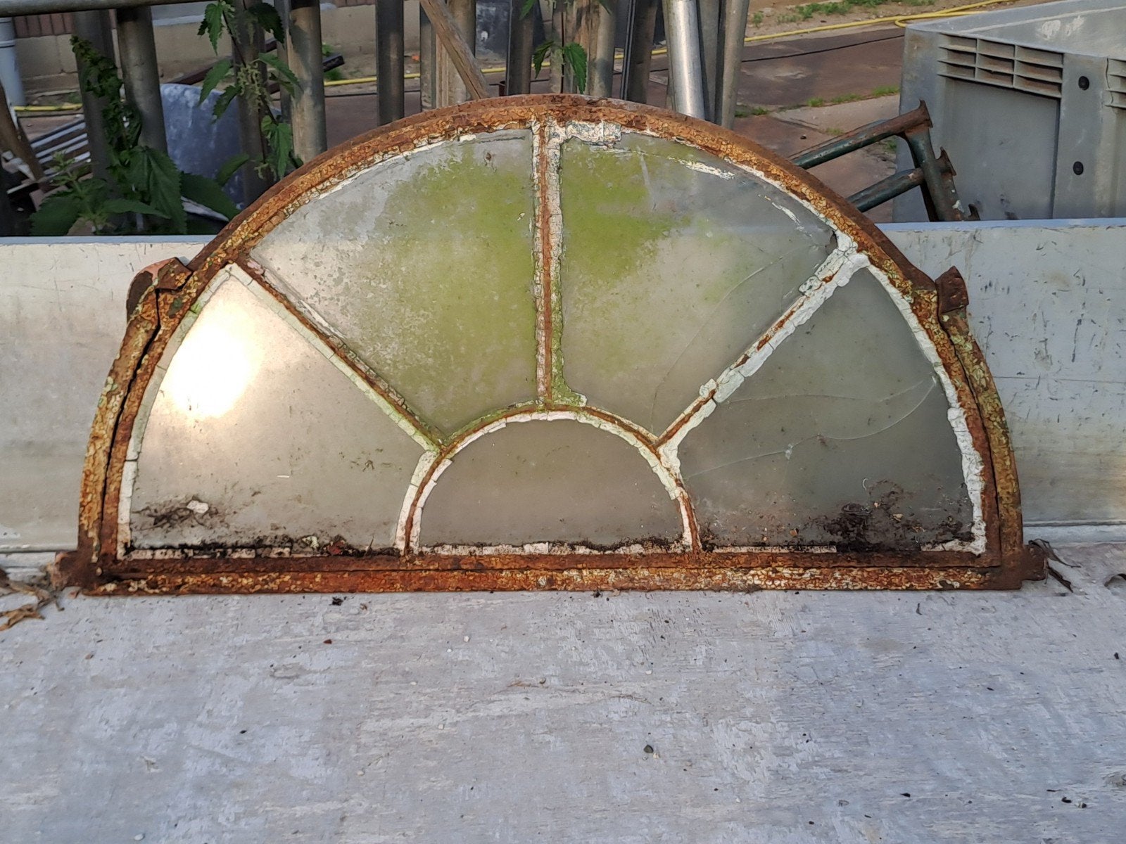 Antiek halfrond raam met roestig ijzeren frame, Doe-het-zelf en Verbouw, Glas en Ramen, Gevelraam of Ruit, Gebruikt, 80 tot 120 cm