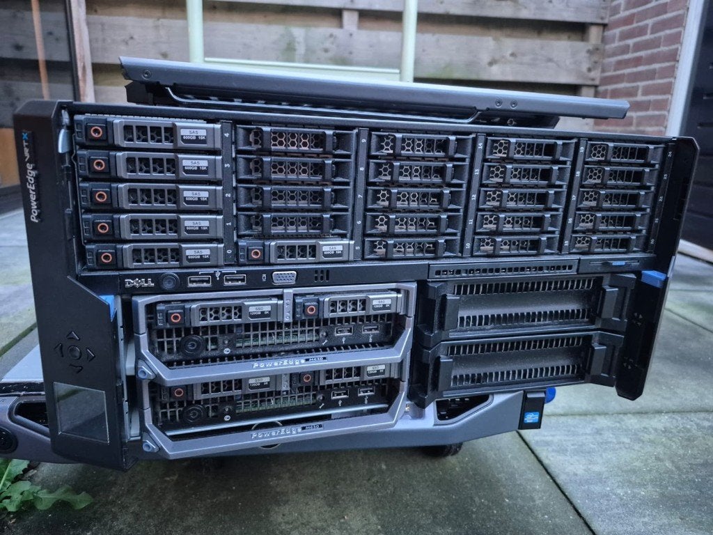 Dell PowerEdge VRTX + 2x M650 Blade 128GB RAM - Compleet, Ophalen, Gebruikt, 2 tot 3 Ghz, Hot swappable onderdelen