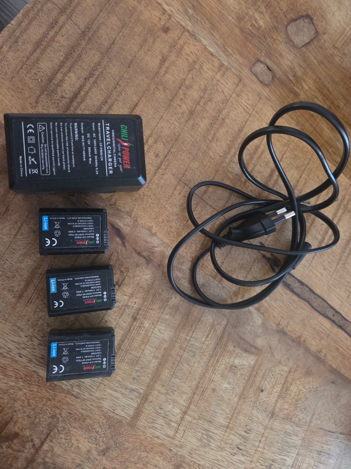 Chili Power Travel Charger met 3 Li-ion Batterijen, Gebruikt