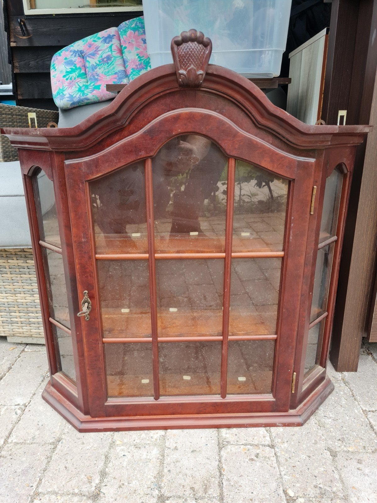 Antieke houten vitrinekast met glas, Ophalen