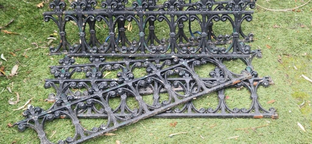Laag gietijzeren (balustrade) hekwerk (4meter lang)brocante, Ophalen, Gebruikt, IJzer, Sierhekwerk