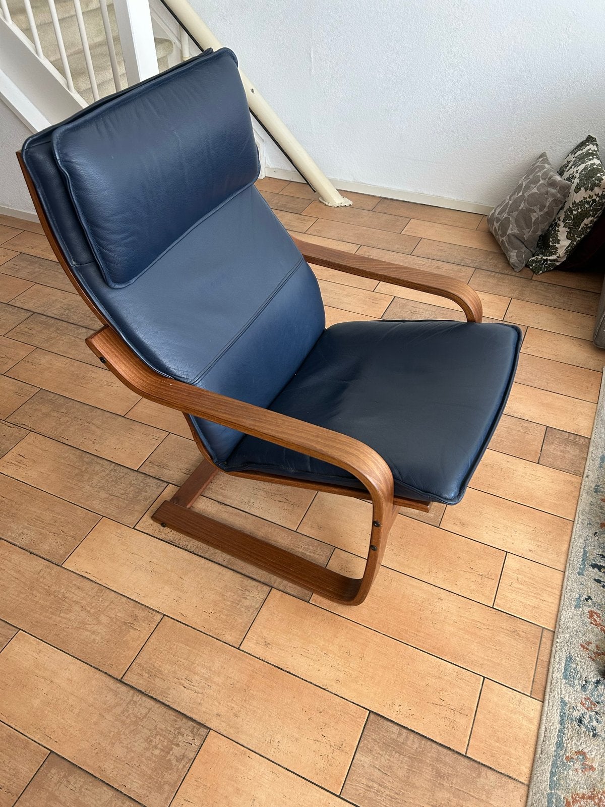 Comfortabele fauteuil met blauw leder en houten frame, Ophalen, Blauw, Zo goed als nieuw, Eén